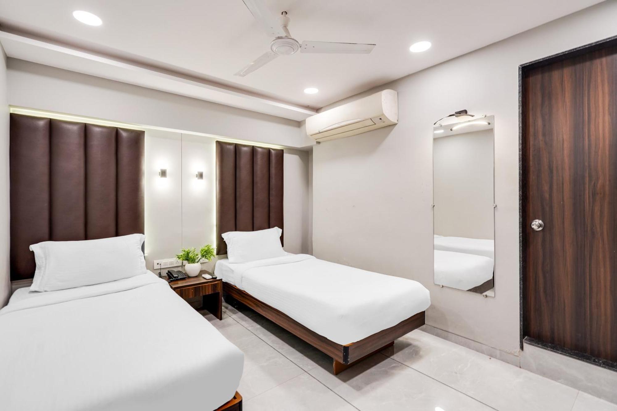 Palette Country Club Surat 호텔 외부 사진