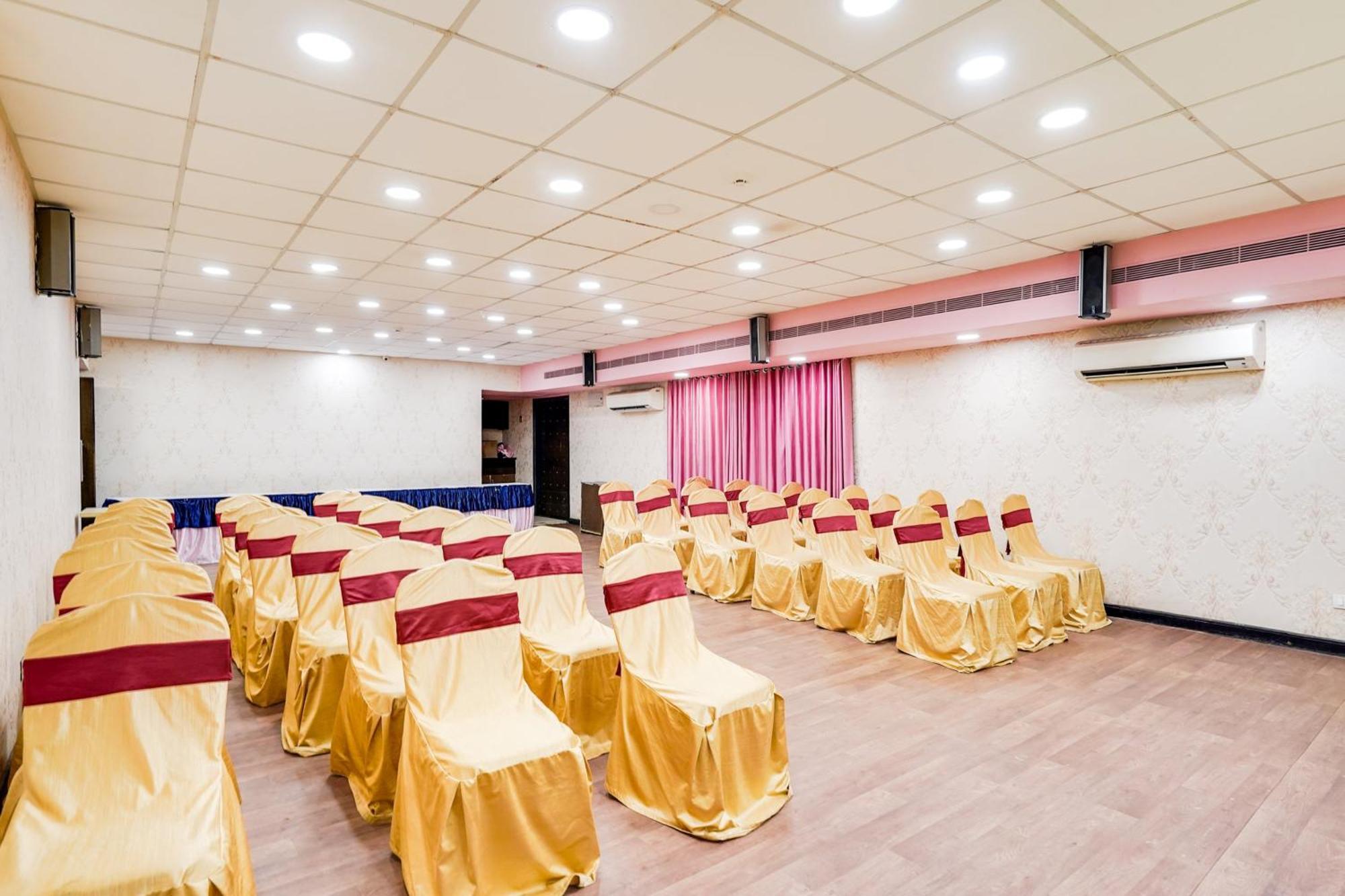 Palette Country Club Surat 호텔 외부 사진