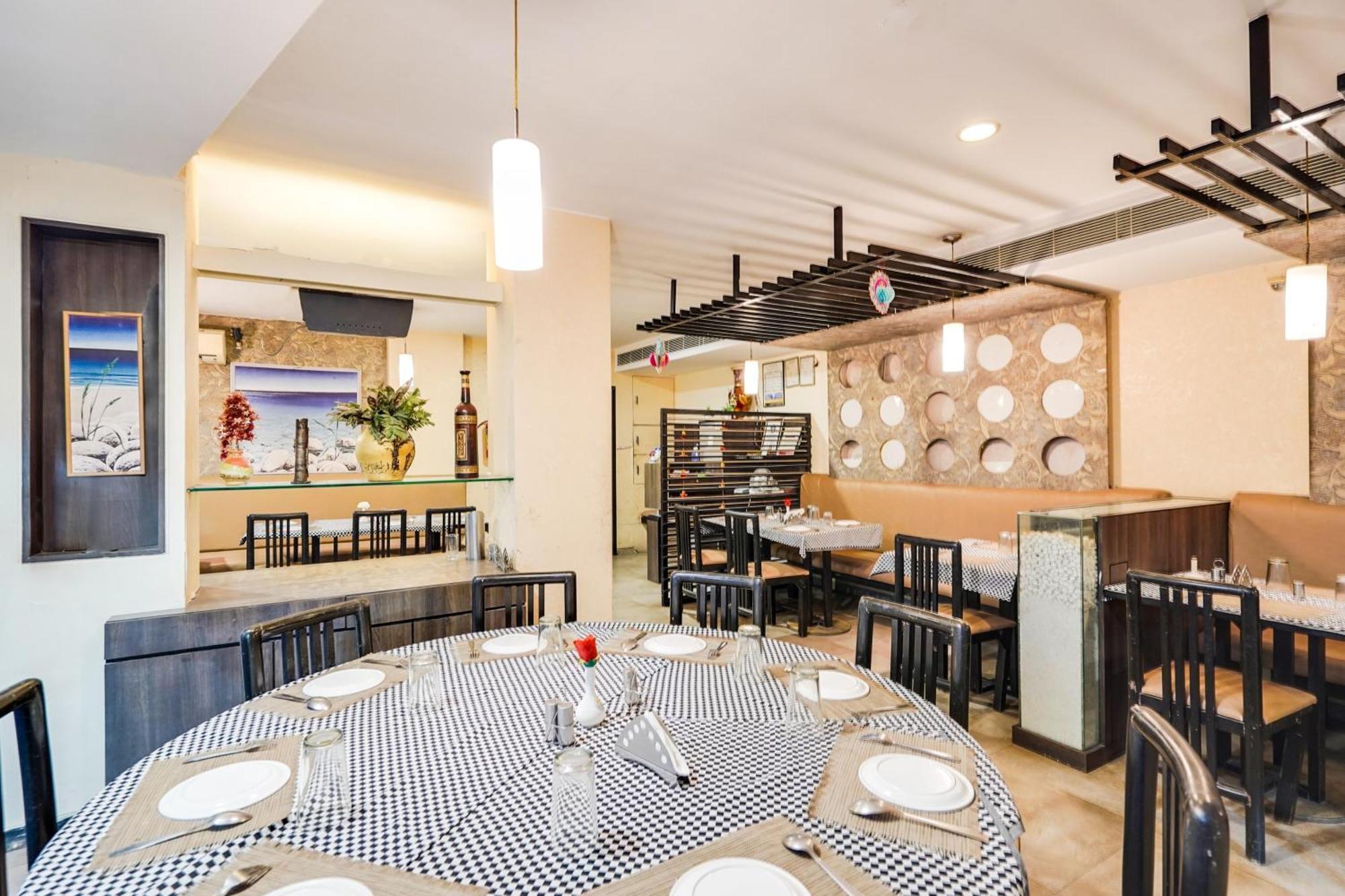 Palette Country Club Surat 호텔 외부 사진