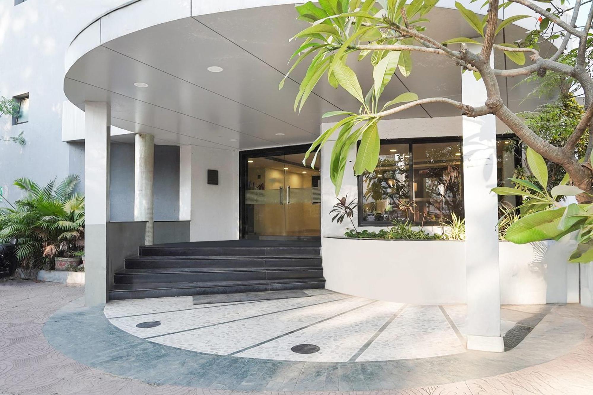 Palette Country Club Surat 호텔 외부 사진