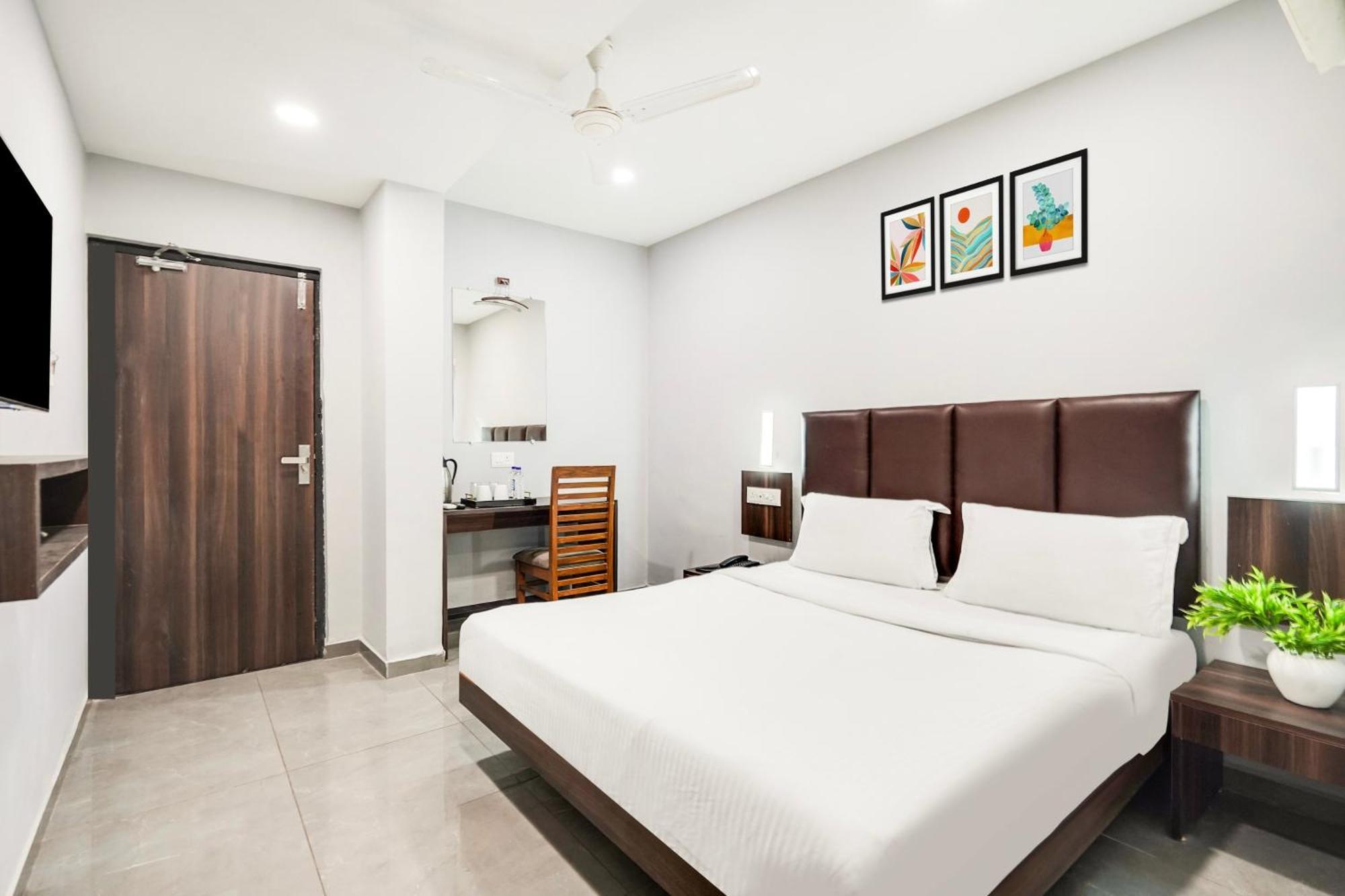 Palette Country Club Surat 호텔 외부 사진