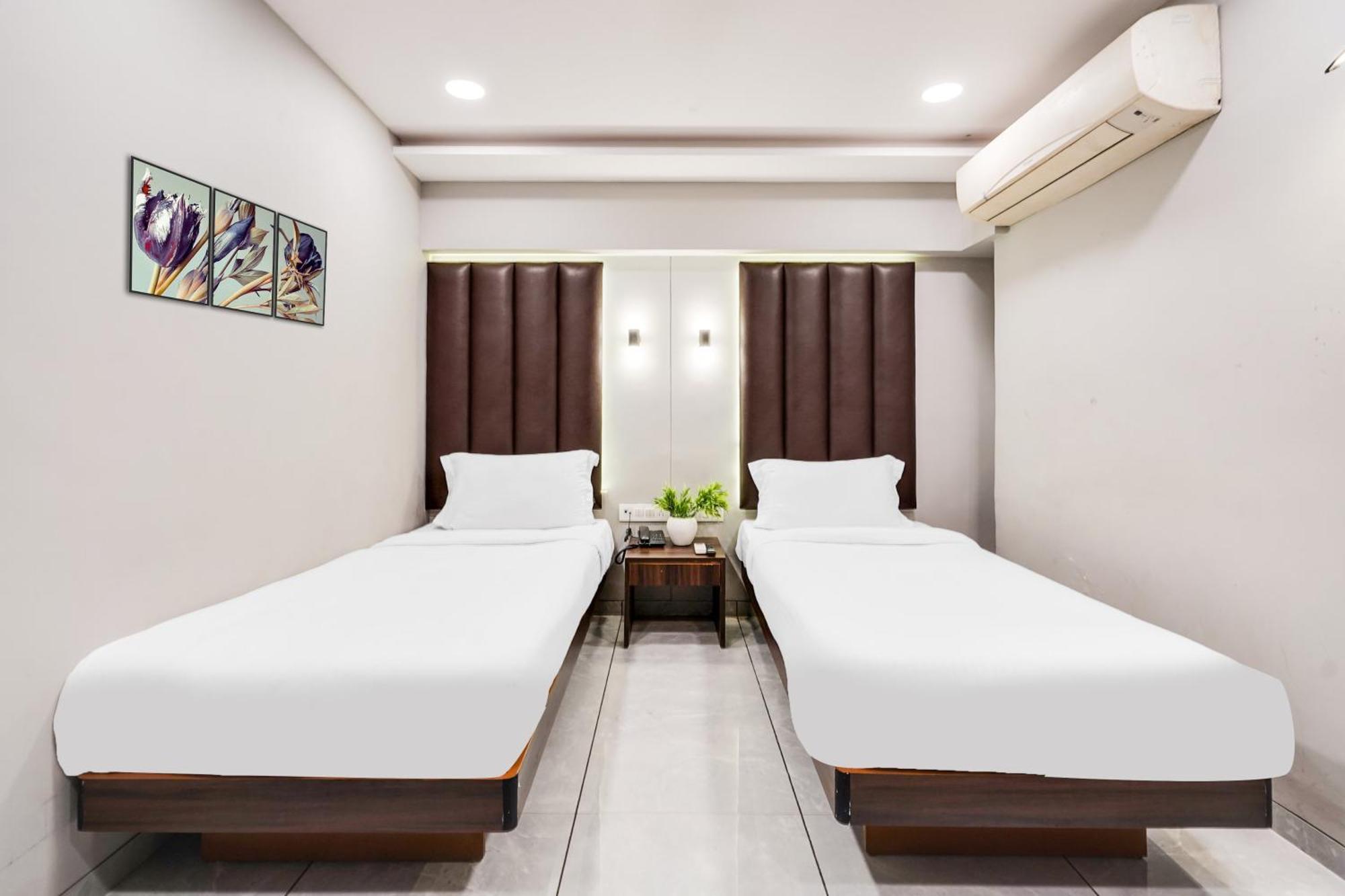 Palette Country Club Surat 호텔 외부 사진