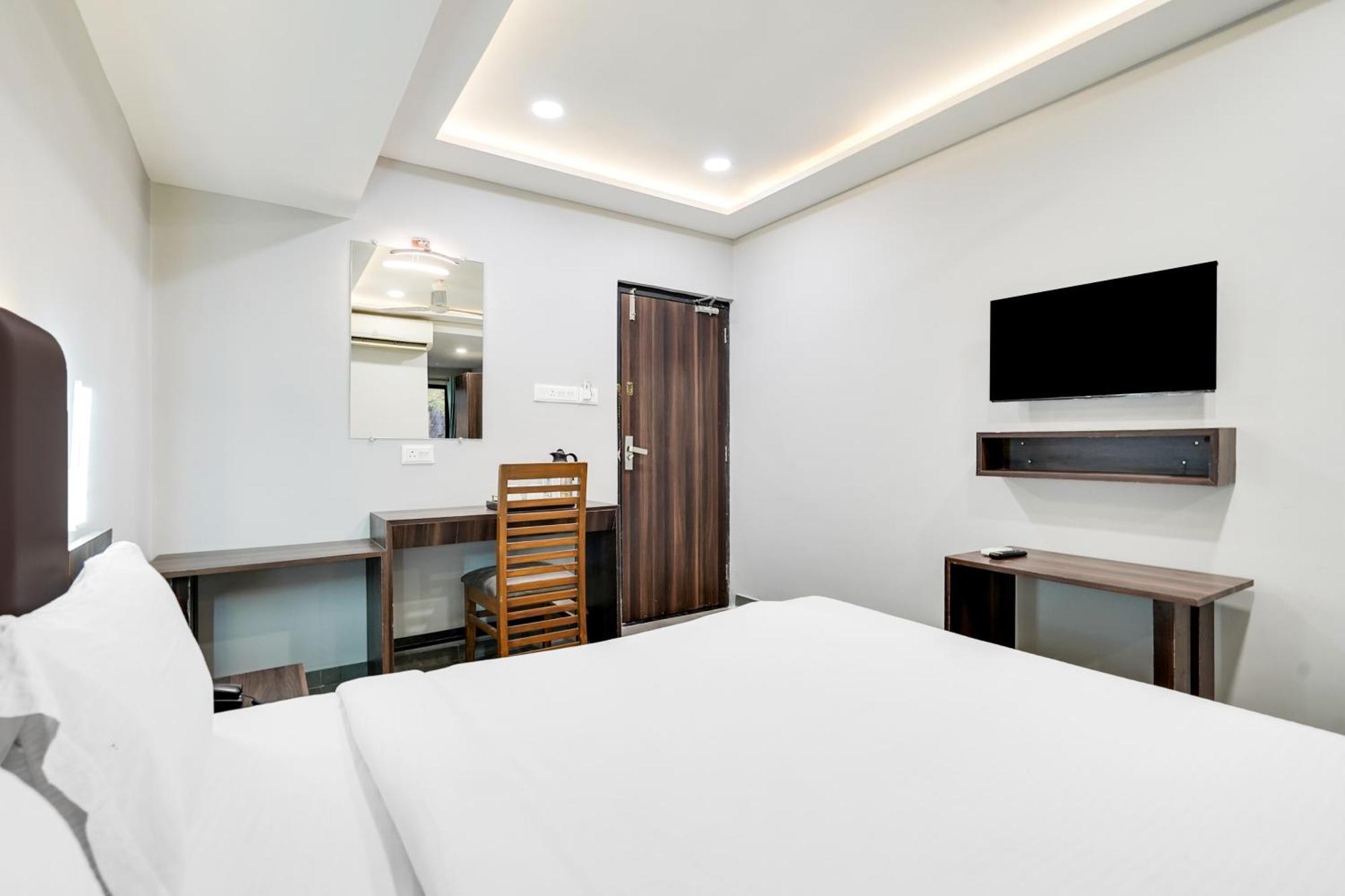 Palette Country Club Surat 호텔 외부 사진