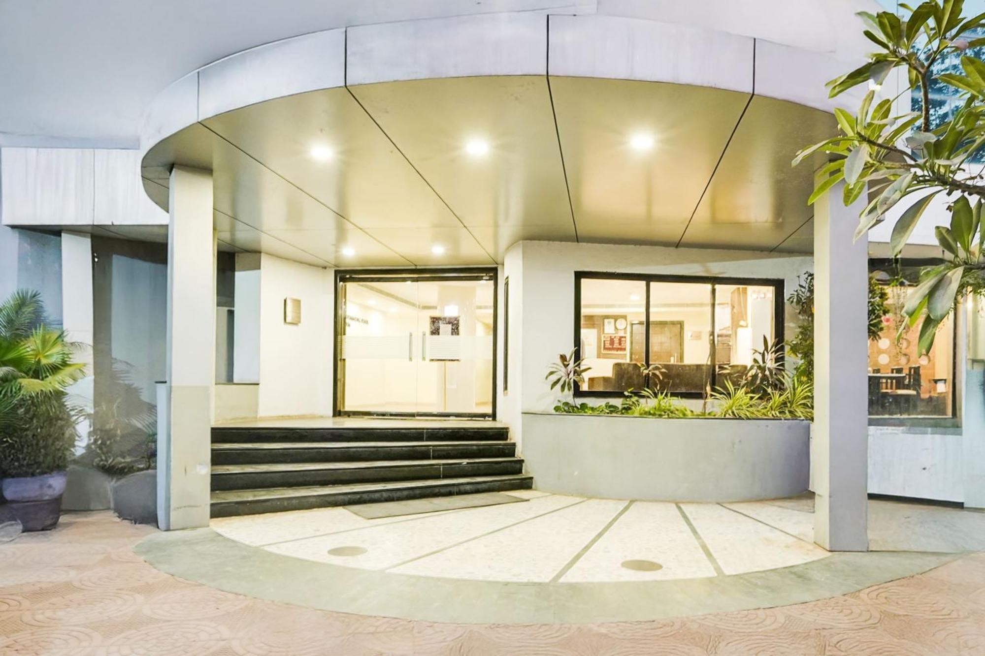 Palette Country Club Surat 호텔 외부 사진